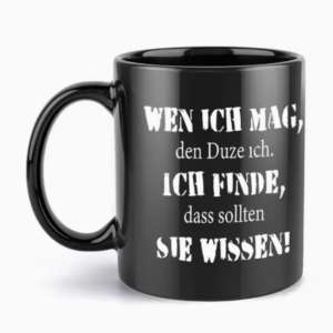 Schwarze Tasse mit Spruch: "Wen ich mag, duze ich!"